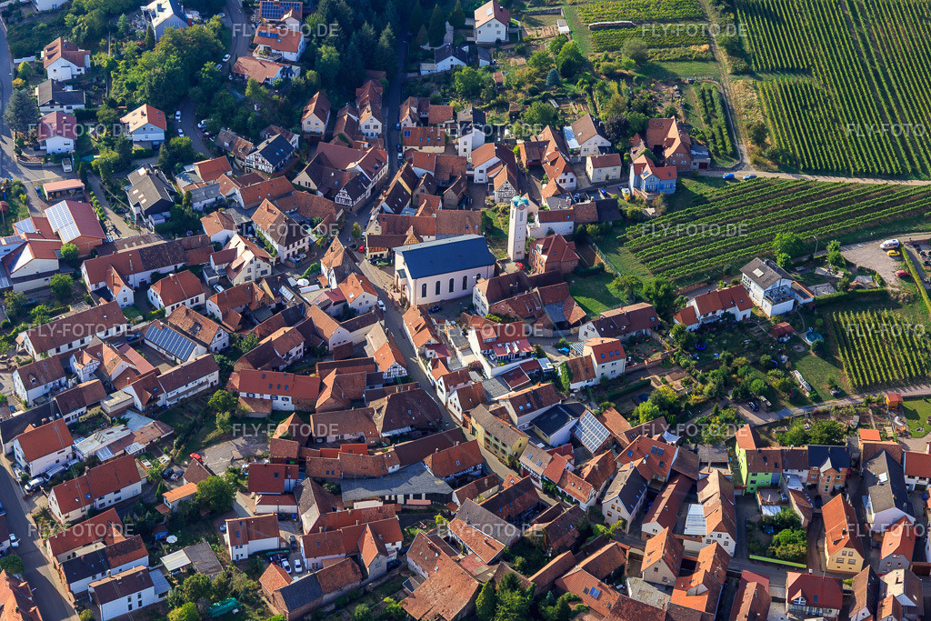 St. Ludwig Kirche an der Weinstr | Luftbild: St. Ludwig Kirche an der Weinstr in Eschbach im Bundesland Rheinland-Pfalz in Deutschland. Foto: IMG_111745.jpg vom 16.09.2018 durch Werner Riehm/FLY-FOTO.de - Realisiert mit Pictrs.com