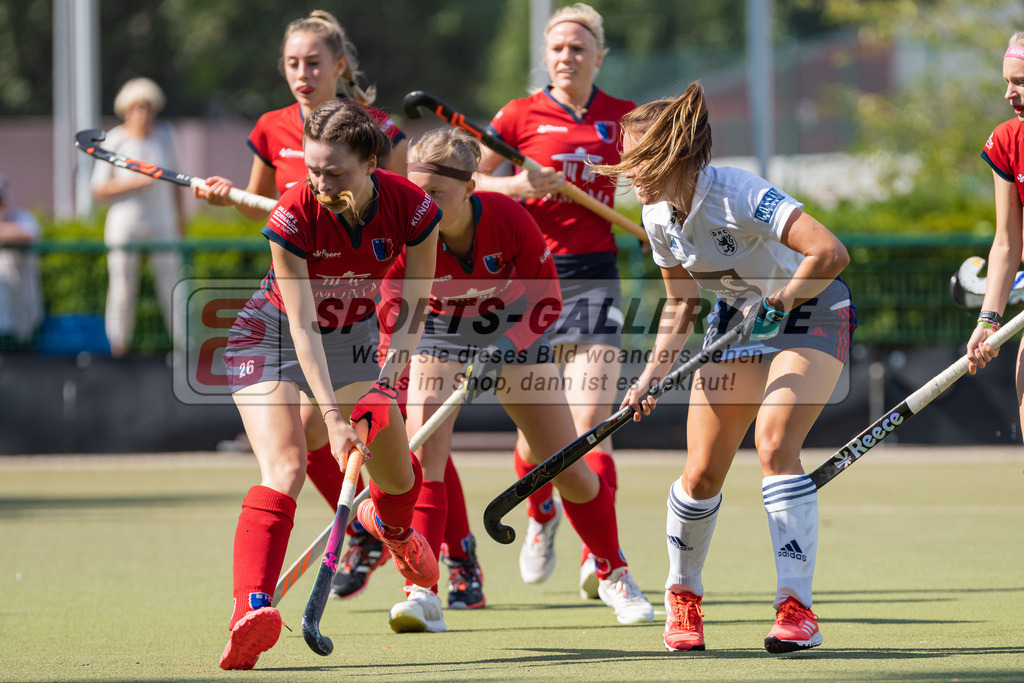 HK_20220903_109603 | 1. Bundesliga Damen Düsseldorfer HC - Berliner HC am 3.9.2022 DHC Düsseldorf, Düsseldorf , Sophie Hildebrand ( Berliner HC #26 ) , Tessa Schubert ( Düsseldorfer HC #28 )