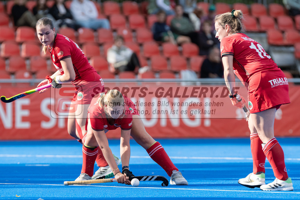 HK_20230923_104557 | 2. Bundesliga Damen Crefelder HTC - Hannover 78 am 23.9.2023 CHTC, Krefeld , Michler Lotta ( Crefelder HTC #9 ) , Alina Pasthy ( Crefelder HTC #11 ) , Mona Wüste ( Crefelder HTC #10 )