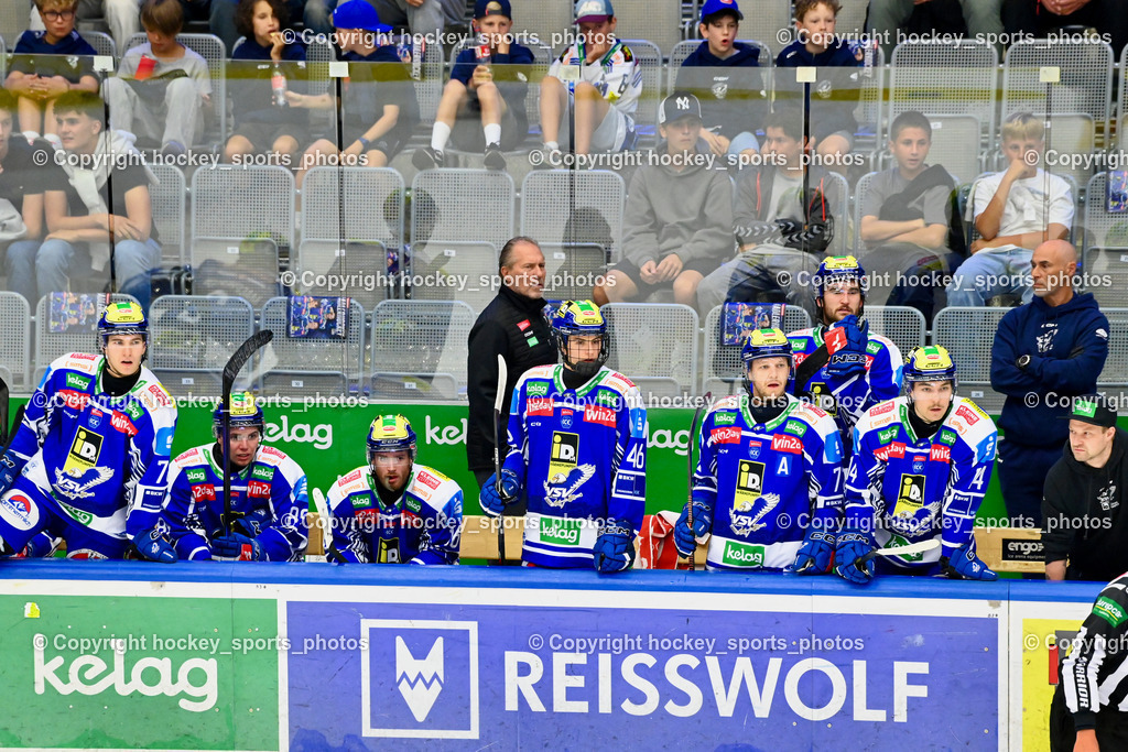 EC IDM Wärmepumpen VSV vs. HC Falkensteiner Pustertal | EC VSV Spielerbank, Tray Tuomie Headcoach EC VSV, Christian Brenter Atheltic Therapist EC VSV, EC IDM Wärmepumpen VSV vs. HC Falkensteiner Pustertal, EC IDM Wärmepumpen VSV vs. HC Falkensteiner Pustertal am 21.09.2025 in Villach (Stadthalle Villach), Austria, (Photo by Bernd Stefan)