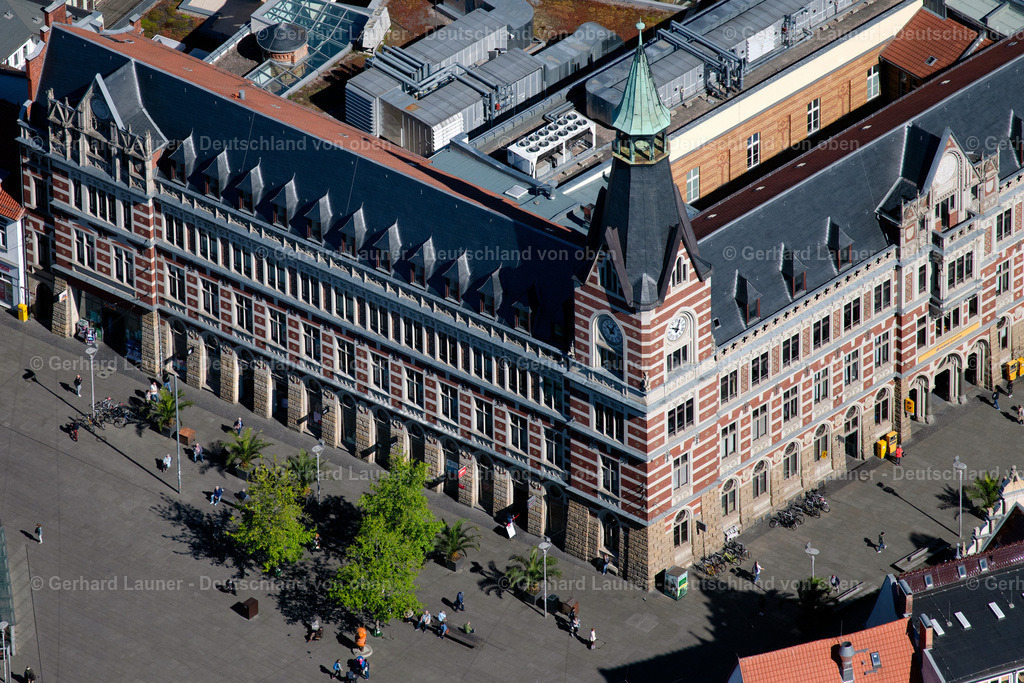 4026451 | ERFURT 07.05.2020 Fassaden und Straßenführung der bekannten Flaniermeile und Einkaufsstraße Anger im Ortsteil Zentrum in Erfurt im Bundesland Thüringen, Deutschland. Weiterführende Informationen bei: Landeshauptstadt Erfurt,  SWE Stadtwerke Erfurt GmbH. // Street guide of famous promenade and shopping street Anger in the district Zentrum in Erfurt in the state Thuringia, Germany. Further information at: Landeshauptstadt Erfurt,  SWE Stadtwerke Erfurt GmbH. Foto: Gerhard Launer