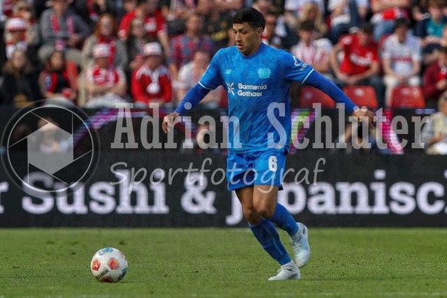 25.04.2026, GER, Fussball, Herren, 1. BL, Saison 2025/2026, 1. FC Köln - Bayer 04 Leverkusen | Ezequiel Fernandez (Bayer 04 Leverkusen) in Aktion am Ball, Einzelaktion 