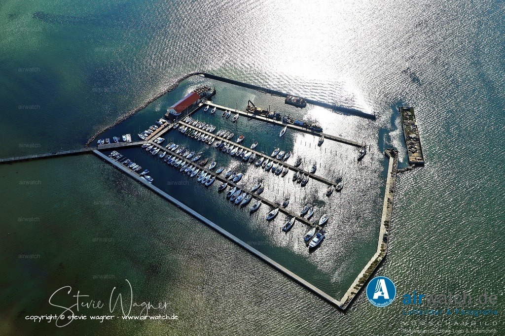 Luftbild Wackerballig - Der Yachthafen Wackerballig ist ein kleiner, ruhiger Hafen in Gelting | Der Yachthafen Wackerballig ist ein kleiner, ruhiger Hafen in Gelting, der sich besonders bei Seglern und Wassersportbegeisterten beliebt zeigt. Er bietet Liegeplätze für Yachten und Bootsfahrer, die die Schlei und die Ostsee erkunden möchten.