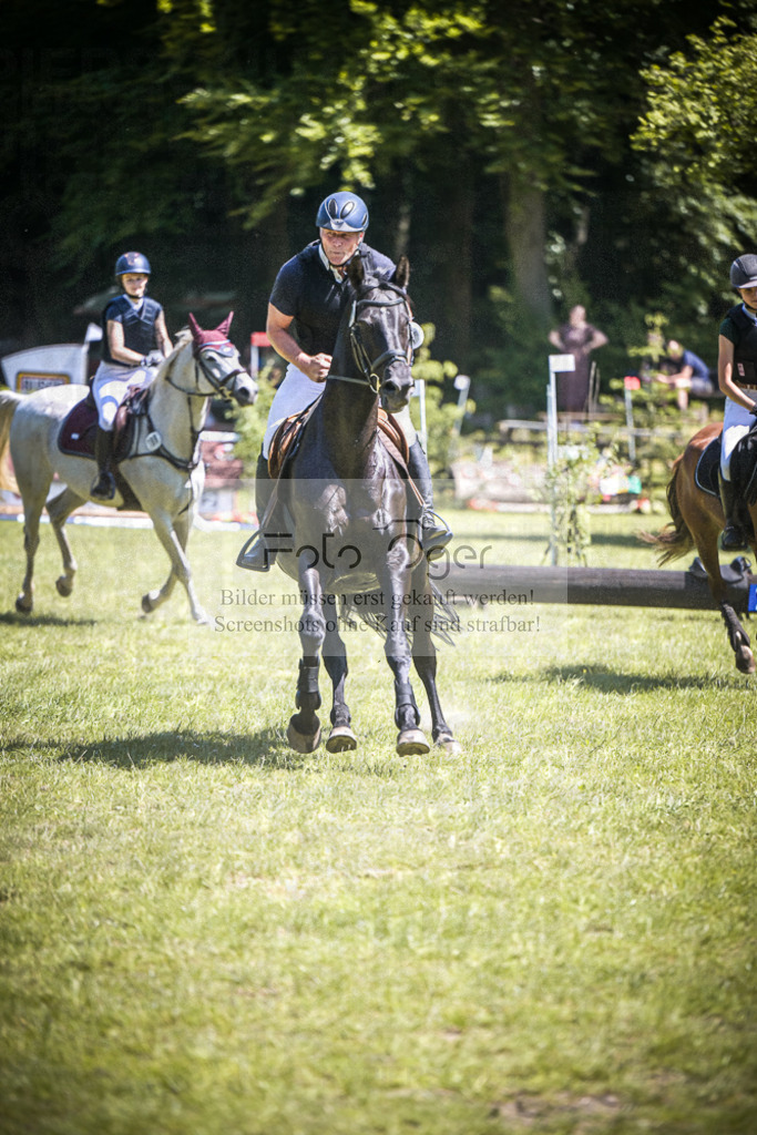 DOS_7775 | Entdecke hochwertige Reitturnierfotos von Foto Oger. Professionell, emotional und authentisch – jetzt Lieblingsmomente im Shop bestellen.Deutschlandweite Turnierfotografie. - Realisiert mit Pictrs.com