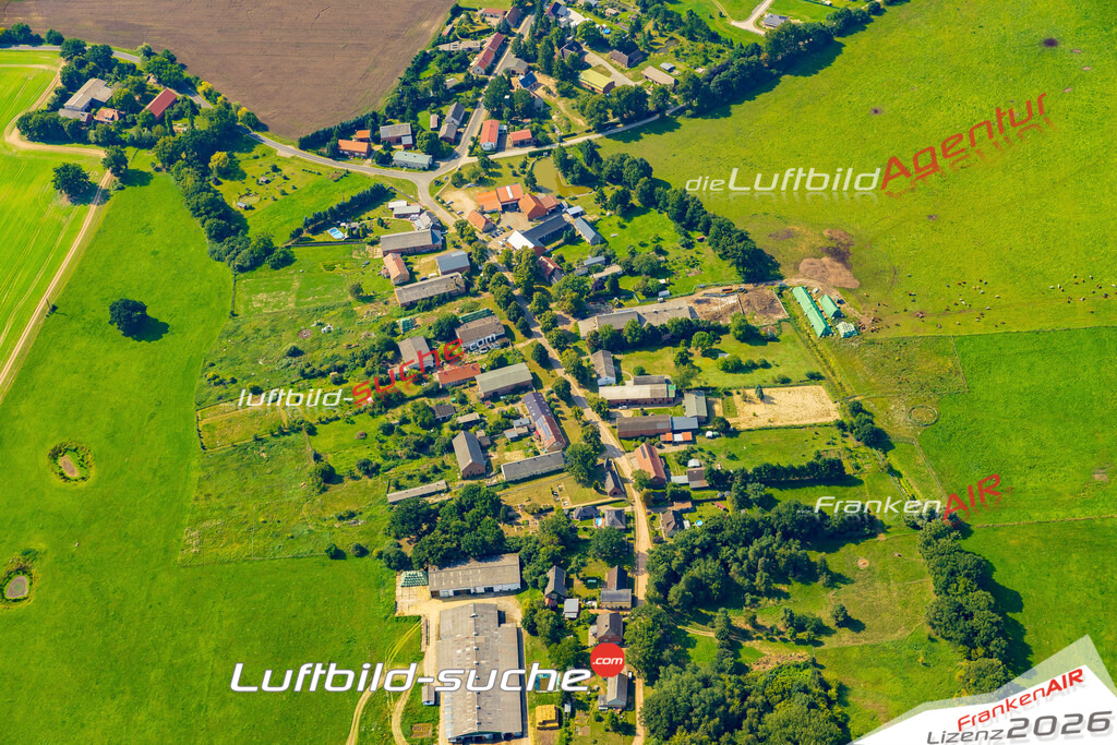 Schrägluftbild  Rosenstraße  Kremmin - Das Luftbild wurde 2025 vom UL-Flugzeug heraus erstellt (ohne Drohne- keine Drohnenaufnahme ) - Hochauflösende Luftaufnahme -Nicht vergleichbar mit Google Maps oder Satelittenbilder- Die Geschenkidee !Mit Lizenz und Bildrechte bestellbar