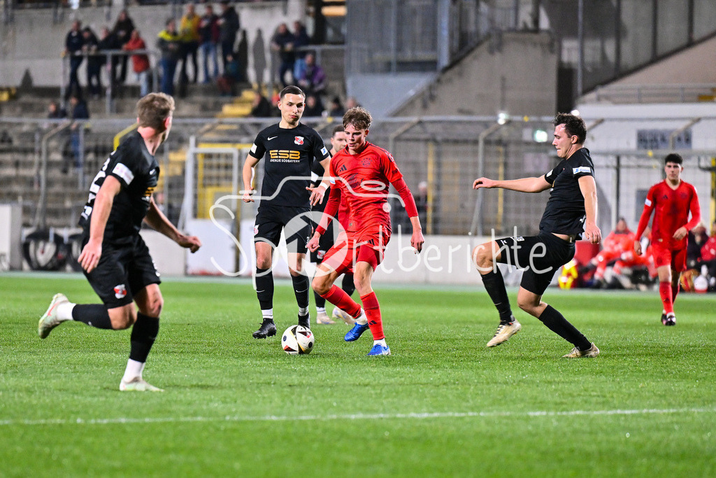 FC Bayern Amateure - SpVgg Hankofen-Hailing | im Duell Jonathan Asp JENSEN (FC Bayern München II #11) und Benedikt GAENGER (Hankofen 18) / Zweikampf / Regionalliga Bayern: FC Bayern Muenchen II - SpVgg Hankofen-Hailing, Gruenwalder Stadion am 28.03.2025