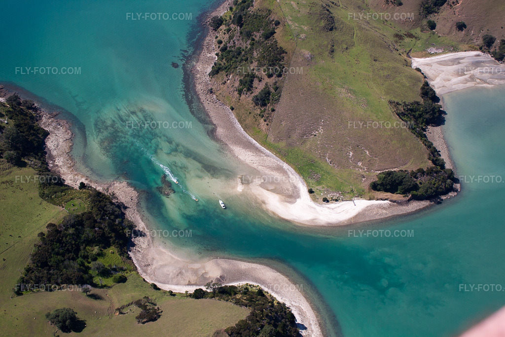 Aerial view: Water surface on the ocean coast between two islands in McGregor Bay in Wyuna Bay in Whanganui Island in the state Waikato, New Zealand. – Photo: IMG_55731.jpg taken on 01/12/2013 by Werner Riehm/FLY-FOTO.com – Resolution of the original: 4752 x 3168 px