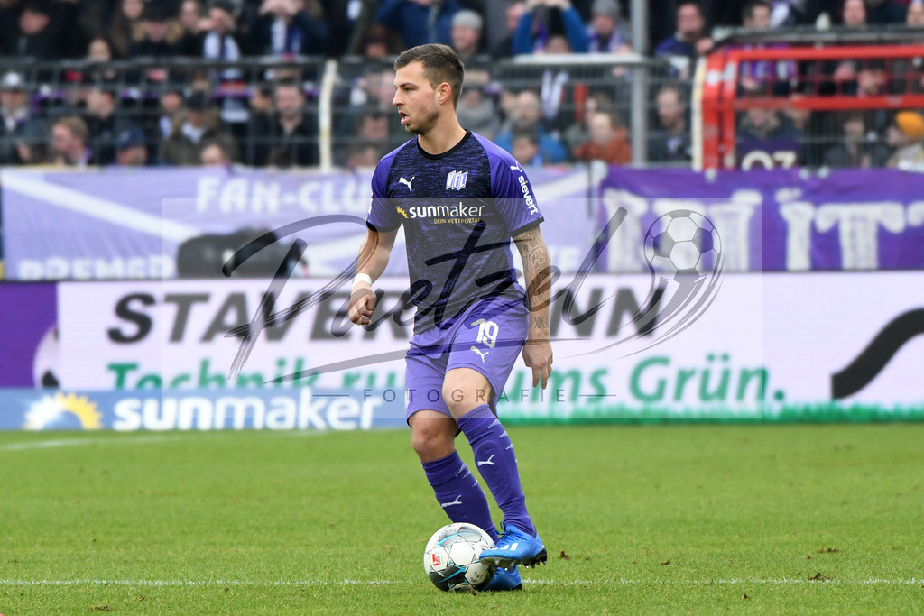 20200208_OSNFCN_0047 | Fußball, Herren: Kevin Wolze (VfL Osnabrueck) in Aktion, am Ball, Einzelaktion waehrend des Spiels der 2. Bundesliga zwischen VfL Osnabrueck und 1. FC Nuernberg im Stadion an der Bremer Bruecke am 08.02.2020 in Osnabrueck, Deutschland.DFB / DFL REGULATIONS PROHIBIT ANY USE OF PHOTOGRAPHS AS IMAGE SEQUENCES AND/OR QUASI-VIDEO. - Realisiert mit Pictrs.com
