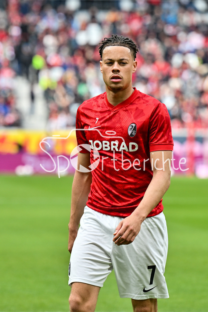 SC Freiburg - FC Bayern München | FREIBURG, GERMANY - 04. APRIL: im Bild Derry Lionel SCHERHANT (SC Freiburg 7) beim warmmachen vor dem Bundesligamatch zwischen dem SC Freiburg und dem FC Bayern München am 28. Spieltag im Europa-Park Stadion / DFL REGULATIONS PROHIBIT ANY USE OF PHOTOGRAPHS AS IMAGE SEQUENCES AND/OR QUASI-VIDEO