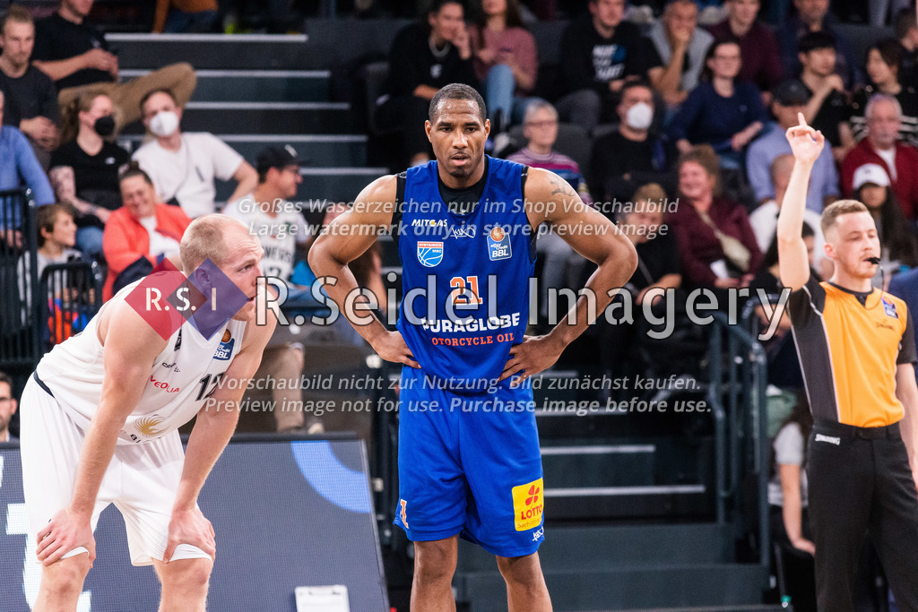Basketball, Saison 2022/2023, easyCredit BBL, Veolia Towers Hamburg - SYNTAINICS MBC, edel-optics.de Arena (HAM), 01.10.2022, 1. Spieltag | Seth Hinrichs (#12, HAM, Forward), Tremmell Darden (#21, MBC, SF/PF, Neuzugang)