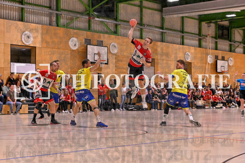 GER, SG Maulburg/Steinen - SG Allensbach/Dettingen, Handball, Landesliga Suedbaden, 2. Spieltag, Saison 2024/2025, 28.09.2024 | Daniel Winkelbeiner (SG Maulburg/Steinen, #15), Lueder Flathmann (SG Allensbach/Dettingen-Wallhausen, #22), Mika Buelow (SG Maulburg/Steinen, #10) beim Wurf, Stefan Karrer (SG Allensbach/Dettingen-Wallhausen, #31)GER, SG Maulburg/Steinen - SG Allensbach/Dettingen, Handball, Landesliga Suedbaden, 2. Spieltag, Saison 2024/2025, 28.09.2024Foto: TH Fotografie/Thomas Hess
