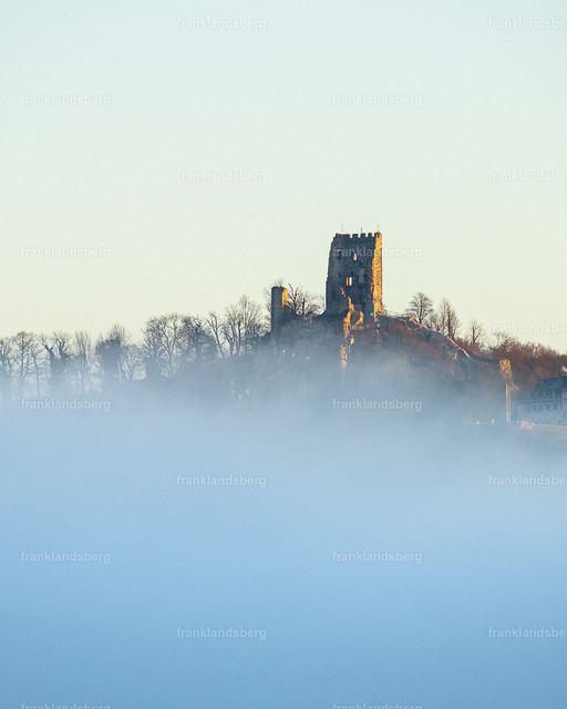 Drachenfels im Nebel | Drachenfels im Nebel - Realisiert mit Pictrs.com