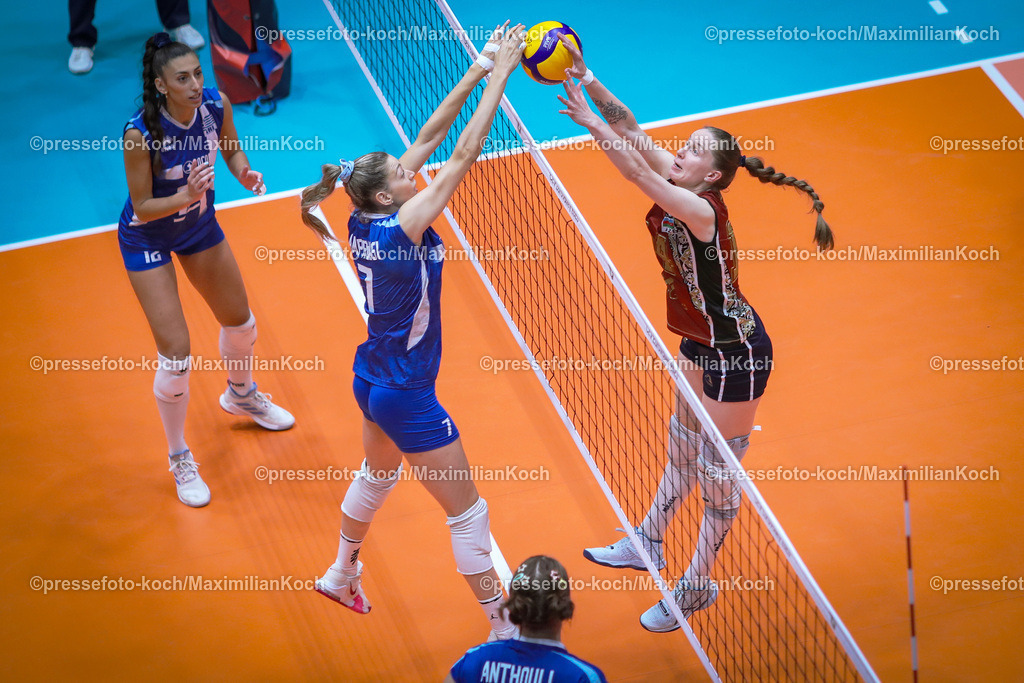EuroVolley22082301046 | 22.08.2023, CEV EuroVolley 2023, Volleyball-Europameisterschaften der Frauen, Gruppenphase Gruppe C, Tag6, CASTELLO Düsseldorf: Aserbaidschan vs. Griechenland. Xeni KAKOURATOU (GRE) gegen Kristina BESMAN (AZE)