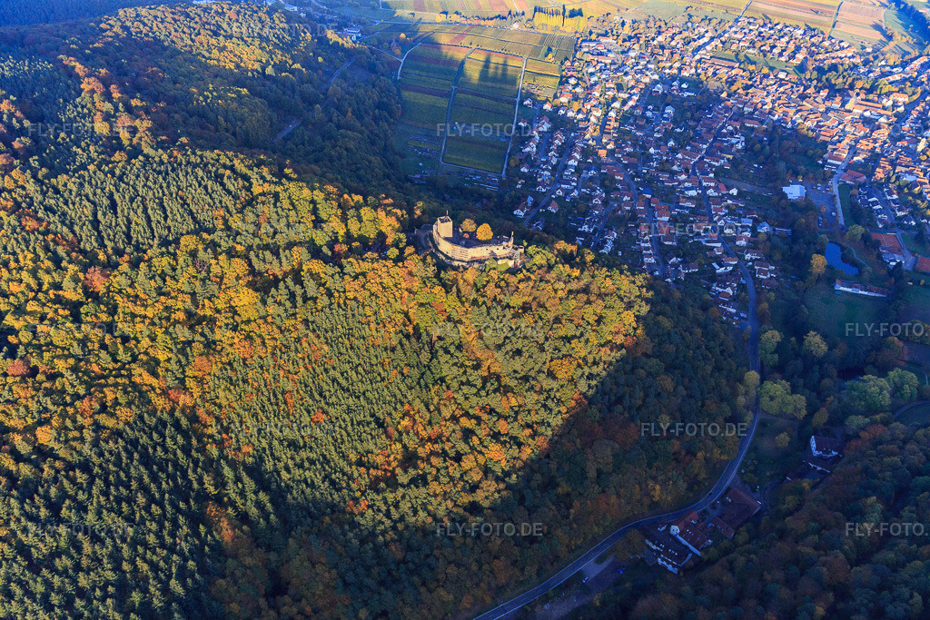 Burgruine der Burg Landeck im herbstlichem Wald bei Abendlicht https://www.landeck-burg.de/ | Luftbild: Burgruine der Burg Landeck im herbstlichem Wald bei Abendlicht https://www.landeck-burg.de/ in Klingenmünster im Bundesland Rheinland-Pfalz in Deutschland. Foto: IMG_095759.jpg vom 30.10.2016 durch Werner Riehm/FLY-FOTO.de - Realisiert mit Pictrs.com