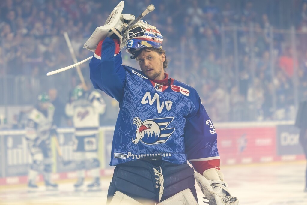 DEL, Deutsche Eishockey Liga Saison 2025/26, Playoff-Finale, Spiel 5: Adler Mannheim gegen Eisbären Berlin | DEL, Deutsche Eishockey Liga Saison 2025/26, Playoff-Finale, Spiel 5: Adler Mannheim gegen Eisbären Berlin***Torwart Johan Christer Mattsson (33, Mannheim) vor dem Spiel - Realisiert mit Pictrs.com