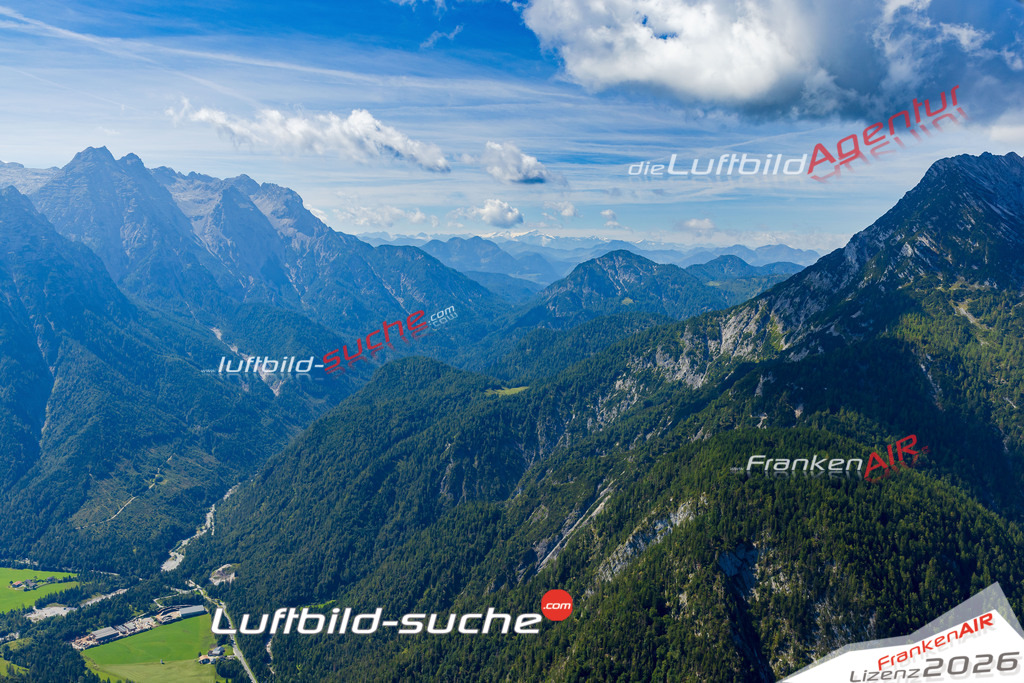 Schöne Luftaufnahme als Geschenk in Vorderkaserklamm Sankt Martin bei Lofer - Die Luftbildaufnahme wurde 2025 vom UL-Flugzeug heraus erstellt ( keine Drohne ) - Hochauflösende Luftaufnahme -Nicht vergleichbar mit Google Maps oder Satelittenbilder- Die Geschenkidee !Mit Lizenz und Bildrechte bestellbar