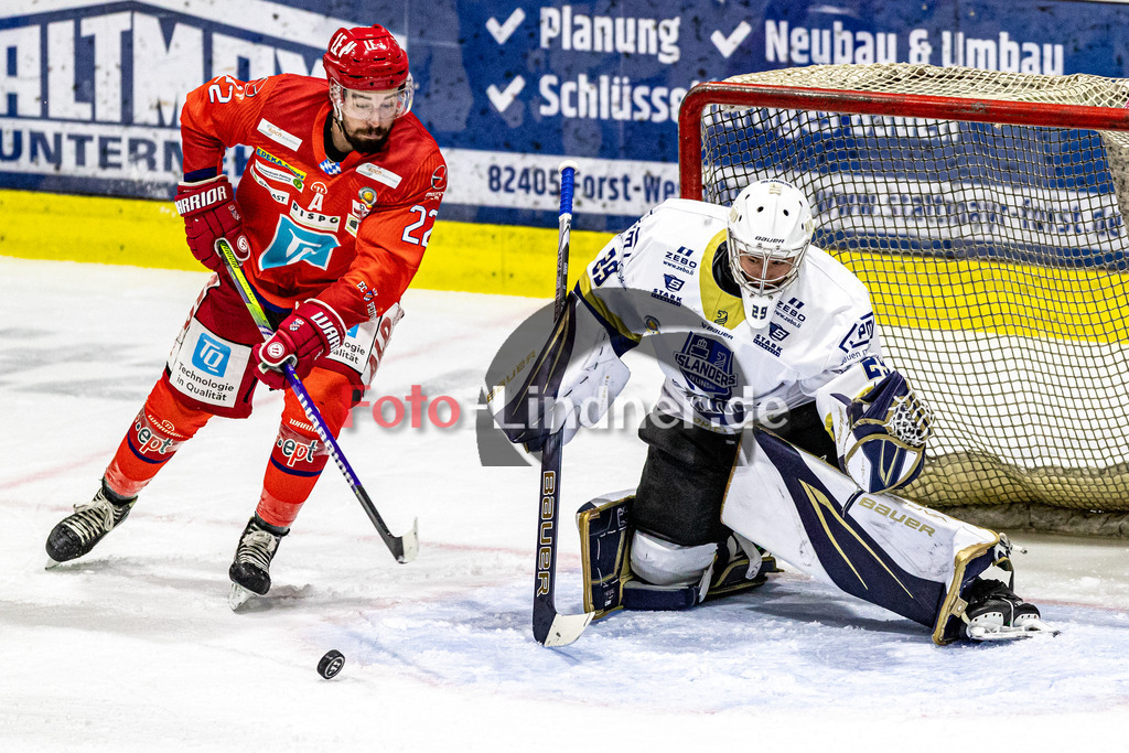 EC Peiting vs EV Lindau Islanders | Eishockey Oberliga Süd 2023/2024, EC Peiting vs EV Lindau Islanders,
Torchance Lukas GOHLKE (ECP 22),
2023-10-13 in Peiting (Eisstadion)
22 Lukas GOHLKE (ECP 22), 29 Dieter GEIDL (Islanders Goali 29)
Copyright: WolfgangxLindner foto-lindner.de