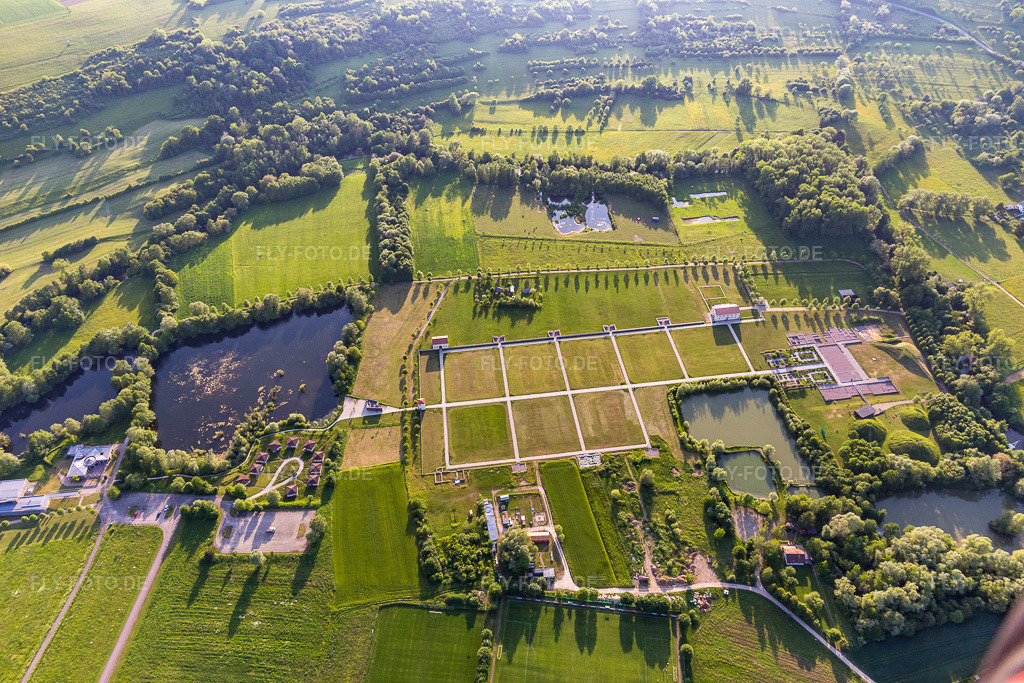 Luftbild: Vestiges Romaines / römische Ausgrabungen im Ortsteil Reinheim in Gersheim im Bundesland Saarland in Deutschland. Foto: IMG_107332.jpg vom 19.05.2018 durch Werner Riehm/FLY-FOTO.de