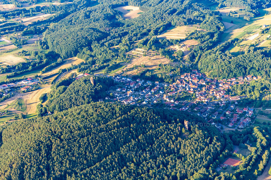 Luftbild:  im Ortsteil Stein in Gossersweiler-Stein im Bundesland Rheinland-Pfalz in Deutschland. Foto: IMG_133645.jpg vom 18.07.2022 durch Werner Riehm/FLY-FOTO.deGossersweiler-Stein - Landkreis Südliche Weinstrasse