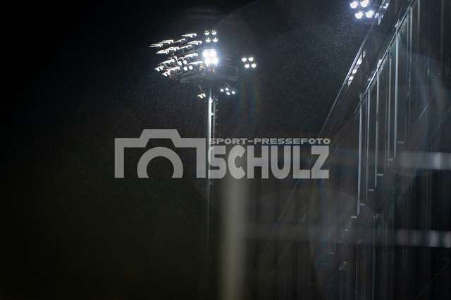 20240927_NSZ_7313 | Flutlichtmast am Ulrich-Haberland-StadionDEU, Leverkusen, 27.09.2024 Fußball, Frauen, Google Pixel Frauen-Bundesliga, Saison 2024/2025, 4. Spieltag, Bayer 04 Leverkusen - TSG HoffenheimDIE DFB-RICHTLINIEN UNTERSAGEN JEGLICHE NUTZUNG VON FOTOS ALS SEQUENZBILDER UND/ODER VIDEOÄHNLICHE FOTOSTRECKEN - Realisiert mit Pictrs.com