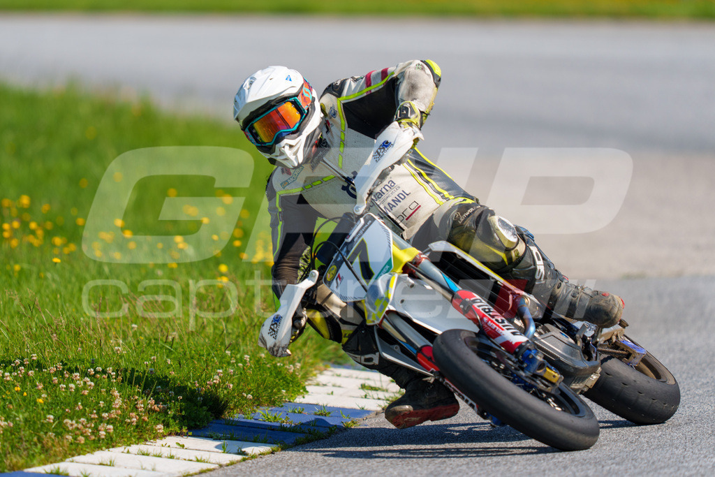 SuperMoto_Staatsmeisterschaft_Greinbach_297 | GRIPcapture steht für authentische Sportfotografie in Österreich – für Momente, die mehr sind als Geschwindigkeit oder Ergebnis. Es geht um Emotion, Spannung, Fokus und den Augenblick, der oft nur einen Wimpernschlag dauert.Ob Motorsport, Teamsport oder 