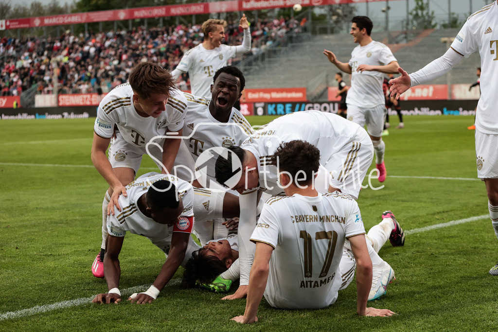 FC Würzburger Kickers - FC Bayern Amateure | Tor fuer die Bayern Amateure / Jubel nach dem Treffer zum 0-1 durch Roman REINELT (FCB #25) / Torjubel / Torschuetze