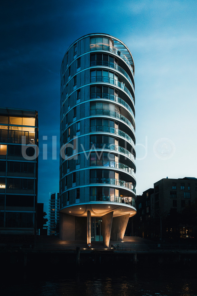 Oval am Kaiserkai Hafencity Hamburg | BILDWALD - eine Auswahl an Bildern von Thomas Perrotton zum bestellen und genießen. Alle Bilder von Thomas Perrotton - Alle Bilder mit einer SONY Kamera gemacht - SONY TAMRON SIGMA PHOTOSHOP LIGHTROOM BILDWALD Online kaufen Bilderwald Wandbilder - Realisiert mit Pictrs.com