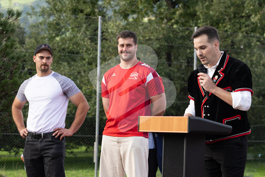 ESAF2025_Empfang_8360 | Die Schwinger des Schwyzer Kantonalen Schwingerverbandes: Fotos, die Dynamik und Leidenschaft festhalten, sowie emotionale Momente aus dem traditionellen Schwingsport zeigen. - Realisiert mit Pictrs.com