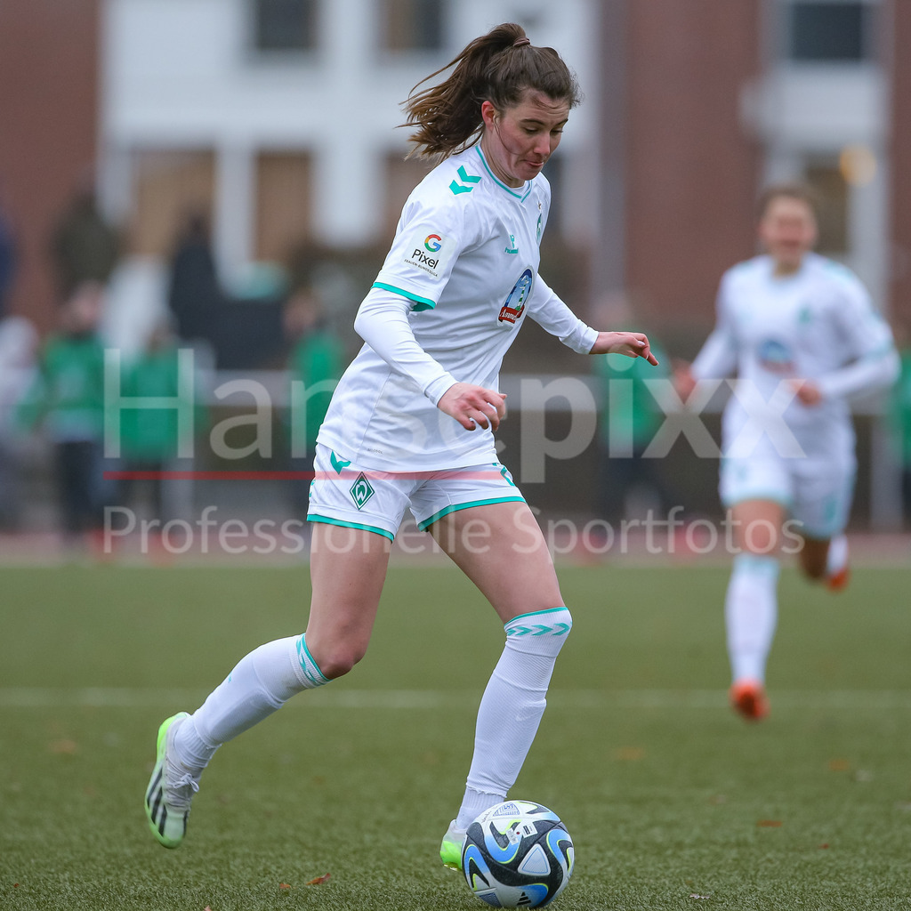 Fussball, Testspiel Frauen, SV Werder Bremen - FC Twente Enschede | v.li.: Chiara Hahn (SV Werder Bremen, 21) am Ball, Einzelbild, Ganzkörper, Aktion, Action, Spielszene