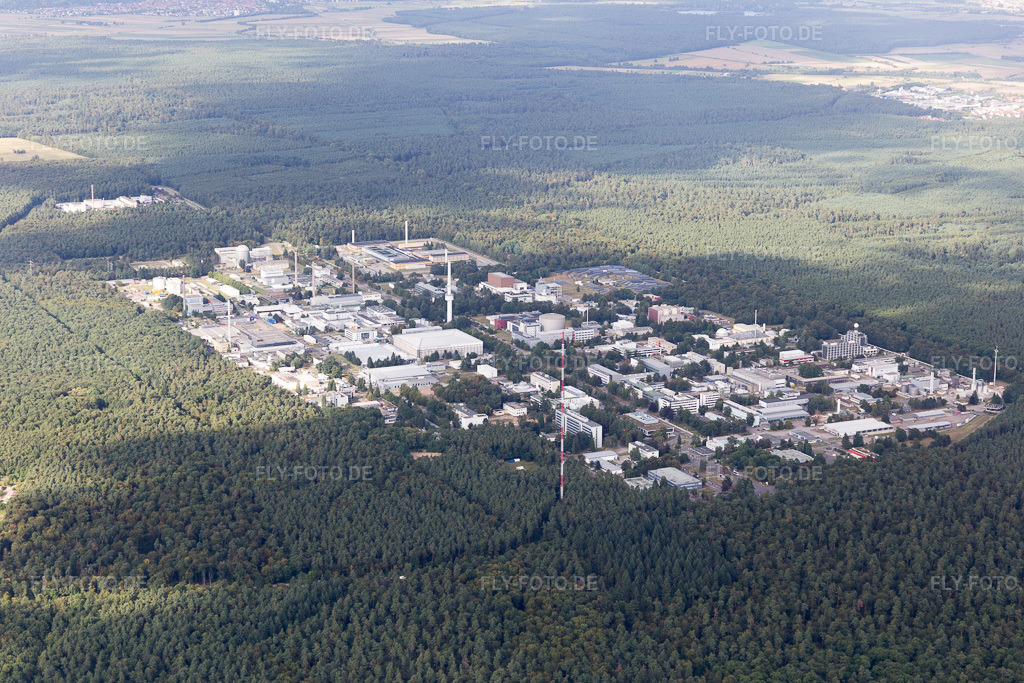 Luftbild: Forschungs- Gebäude und Bürokomplex des KIT Campus Nord (früher Kernforschungszentrum Karlsruhe) im Ortsteil Leopoldshafen in Eggenstein-Leopoldshafen im Bundesland Baden-Württemberg in Deutschland. Foto: IMG_093370.jpg vom 22.08.2016 durch Werner Riehm/FLY-FOTO.de