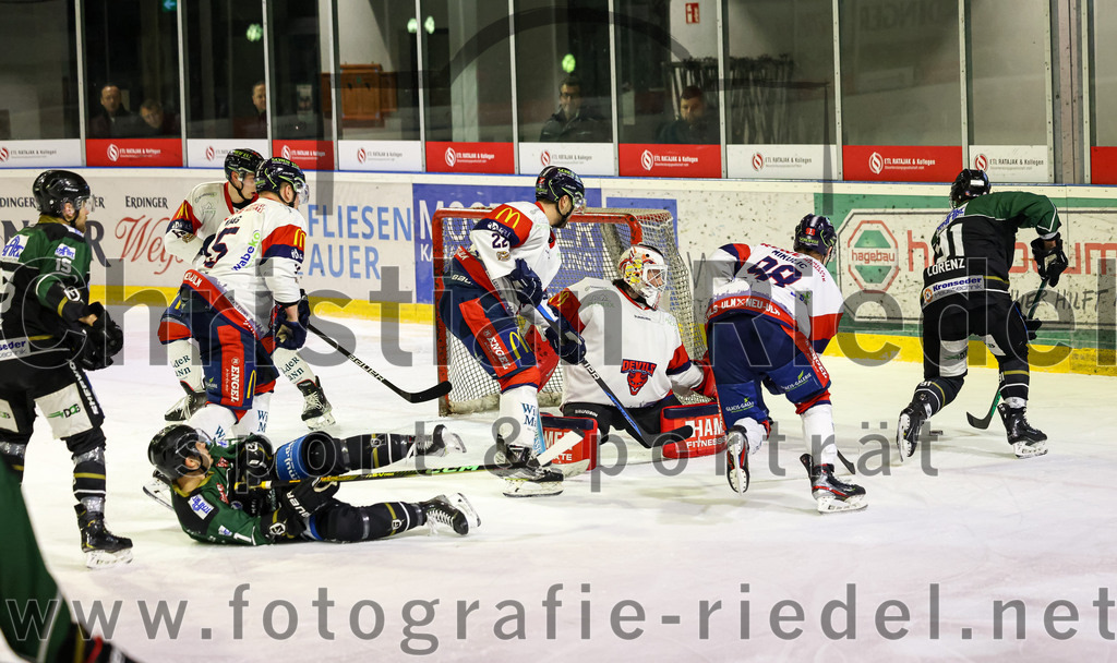 2023-01-13_104_TSV_Erding_gegen_VfE_Ulm-Neu-Ulm | Erding, Deutschland, 13.01.2023:
Eishockey, Bayernliga 2022 / 2023, 27. Spieltag, TSV Erding gegen VfE Ulm/Neu-Ulm, Endergebnis: 

Mark Waldhausen (Erding Gladiators, #27), Matteo Miller (VfE Ulm/Neu-Ulm e. V., #22), Torwart David Heckenberger (VfE Ulm/Neu-Ulm e. V., #3), Jonas Mikulic (VfE Ulm/Neu-Ulm e. V., #98), Rudolf Lorenz (Erding Gladiators, #91)

Foto: Christian Riedel / fotografie-riedel.net