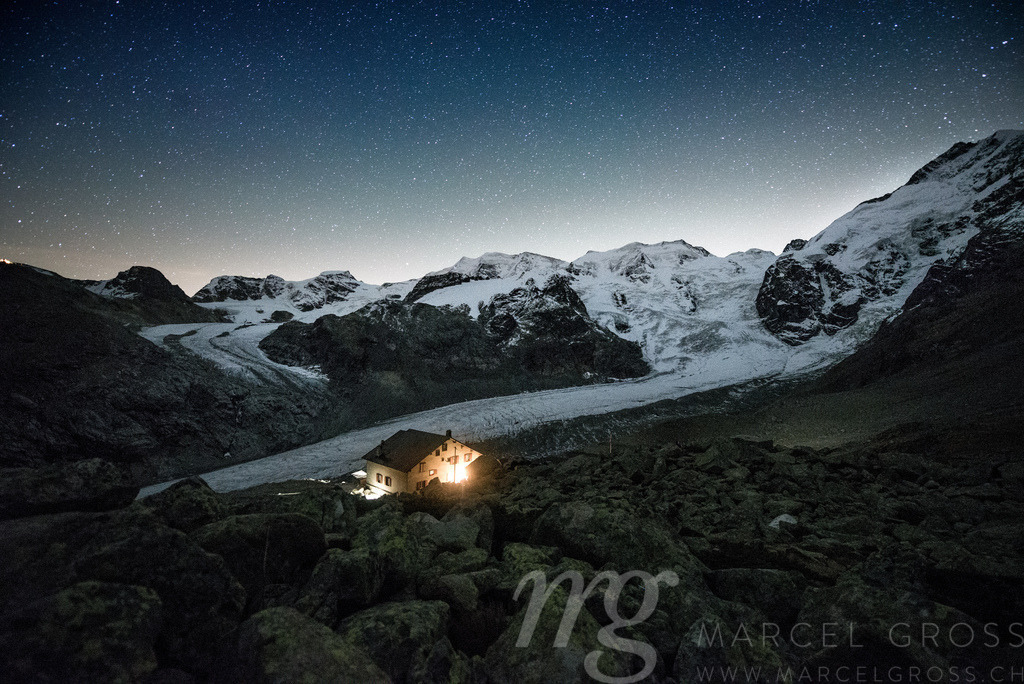 Nachtaufnahmen bei der Boval Hütte SAC, Val Morteratsch, Engadin, Schweiz | night capture of the Boval Hut of the Swiss Alpine Club SAC in Val Morteratsch, Engadin, When the hut was built it was standing right next to the Moreratsch Glacier. Nowadays is standing high above. - Realisiert mit Pictrs.com