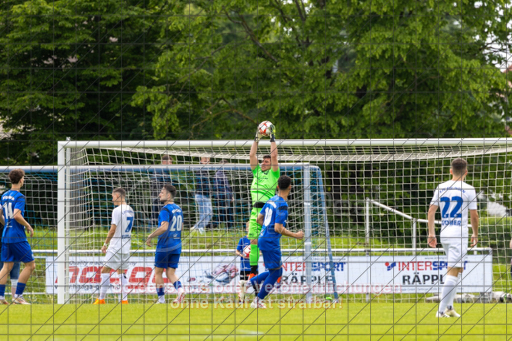 20250529_163216_0054 | #,  VfL Kirchheim (blau) vs. 1.FC Eislingen (weiß), Fußball, Bezirkspokal Finale - Bezirk Neckar/Fils, 2024/2025, Rasenplatz VfL Stadion Kirchheim, Jesinger Straße 105, 73230 Kirchheim, 29.05.2025 - 16:30 Uhr,Foto: PhotoPeet-Sportfotografie/Peter Harich