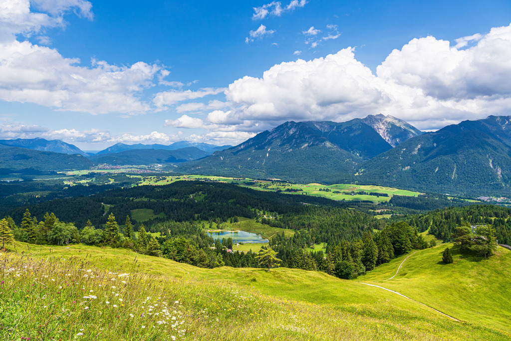 Blick vom Hohen Kranzberg auf das Karwendelgebirge und Estergebirge bei Mittenwald | Blick vom Hohen Kranzberg auf das Karwendelgebirge und Estergebirge bei Mittenwald.
