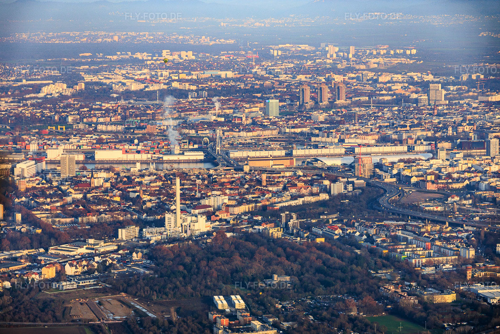 Luftbild: Stadtansicht aus Westen und Mannheim jenseits des Rheins im Ortsteil Hemshof in Ludwigshafen im Bundesland Rheinland-Pfalz in Deutschland. Foto: IMG_151997.jpg vom 12.12.2025 durch Werner Riehm/FLY-FOTO.de