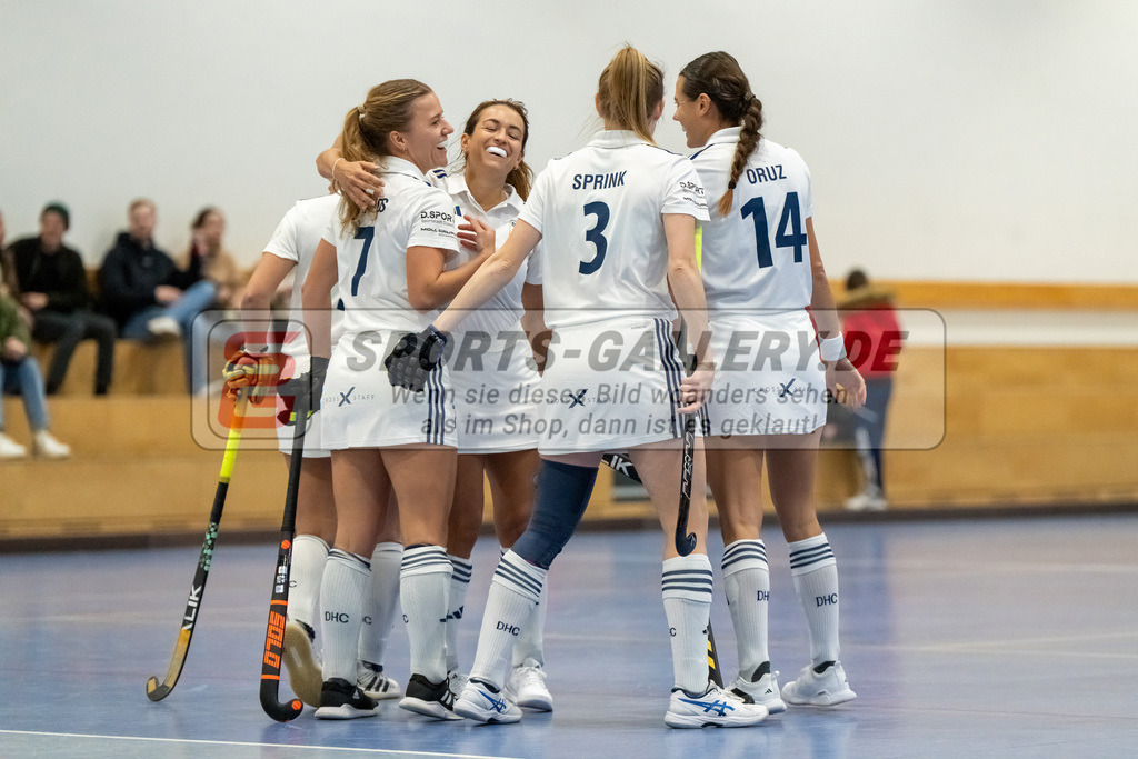 HK_20241201_109502 | 1. Bundesliga Halle Damen Düsseldorfer HC - Schwarz Weiss Köln am 1.12.2024 DHC, Düsseldorf , Mabel Brands ( Düsseldorfer HC #7 ) , Tessa Schubert ( Düsseldorfer HC #28 ) , Annika Sprink ( Düsseldorfer HC #3 ) , Selin Oruz ( Düsseldorfer HC #14 )ä