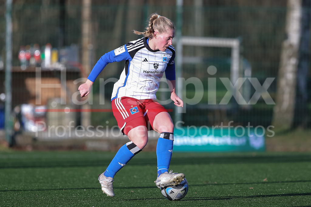 Fussball, Testspiel Frauen, Hamburger SV - Kolding IF | v.li.: Sarah Stöckmann (Hamburger SV, 22) am Ball, Freisteller, Einzelbild, Ganzkörper, Aktion, Action, Spielszene