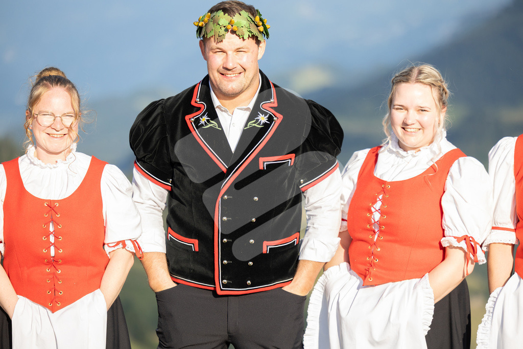 Rigi2025_3242 | Die Schwinger des Schwyzer Kantonalen Schwingerverbandes: Fotos, die Dynamik und Leidenschaft festhalten, sowie emotionale Momente aus dem traditionellen Schwingsport zeigen. - Realisiert mit Pictrs.com