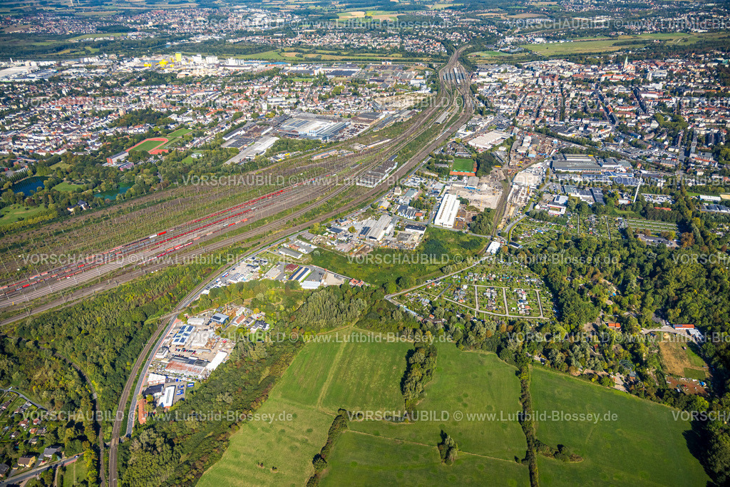 Hamm250901802 | Luftbild, Rangierbahnhof Hamm, Gewerbegebiet Östingstraße, Blick zum Hafen, Bahnhof Hbf und zur Innenstadt City, KGV Kleingartenverein Bahn-Landwirtschaft Essen e.V. und Tierpark, Sender Hamm Fernmeldeturm, Stadtbezirk Pelkum, Hamm, Ruhrgebiet, Nordrhein-Westfalen, Deutschland