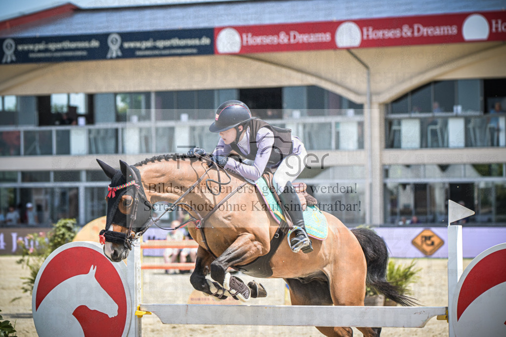 DOS_3722 | Entdecke hochwertige Reitturnierfotos von Foto Oger. Professionell, emotional und authentisch – jetzt Lieblingsmomente im Shop bestellen.Deutschlandweite Turnierfotografie. - Realisiert mit Pictrs.com