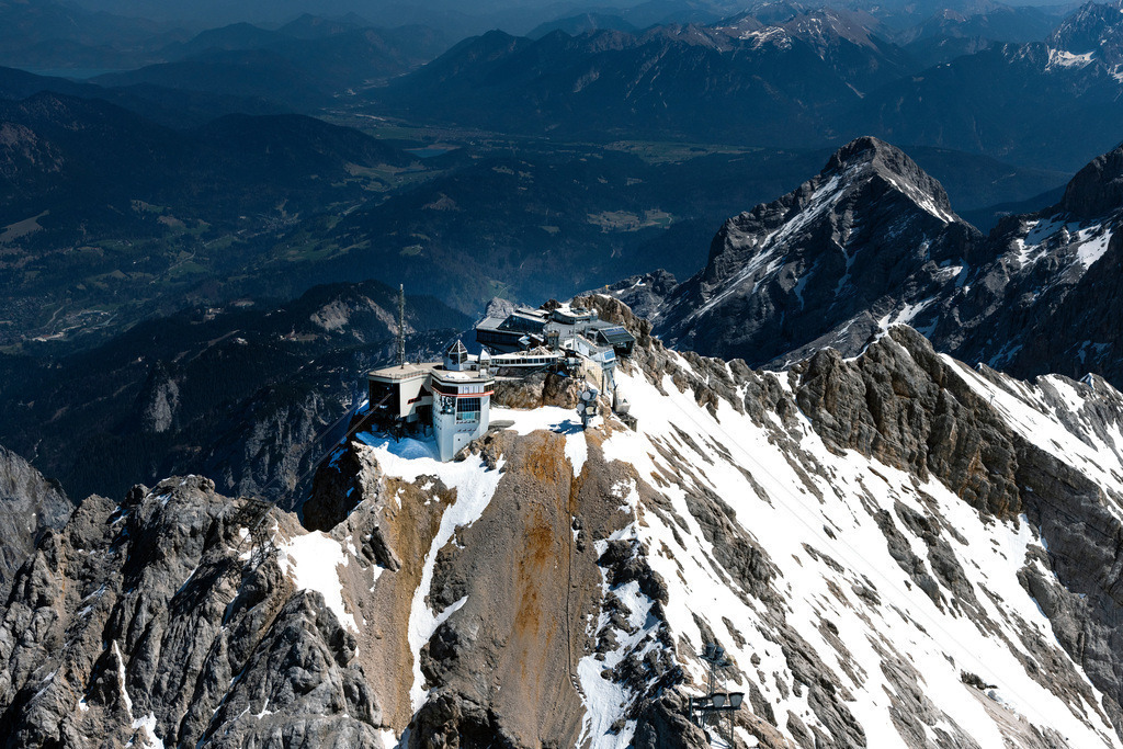 dr__0052817.jpg | GARMISCH-PARTENKIRCHEN 23.04.2020 Bergstation der Seilbahn auf dem Gipfel der Zugspitze bei Garmisch-Partenkirchen im Bundesland Bayern. Weiterführende Informationen bei: Bayerische Zugspitzbahn Bergbahn AG,  Garaventa AG / Doppelmayr. // Station of the new cable car to the summit of the Zugspitze near Garmisch-Partenkirchen in the state Bavaria, Germany. Further information at: Bayerische Zugspitzbahn Bergbahn AG,  Garaventa AG / Doppelmayr. Foto: Daniel Reiter