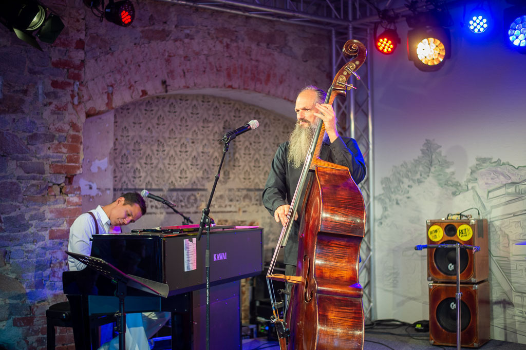 Summ Summ Salsa | Kinderkonzert Summ Summ Salsa mit Klazz Brothers & Cuba Percussion im Forte Belvedere Leisnig zum Festival Hallo Leisnig 2022. - Realisiert mit Pictrs.com