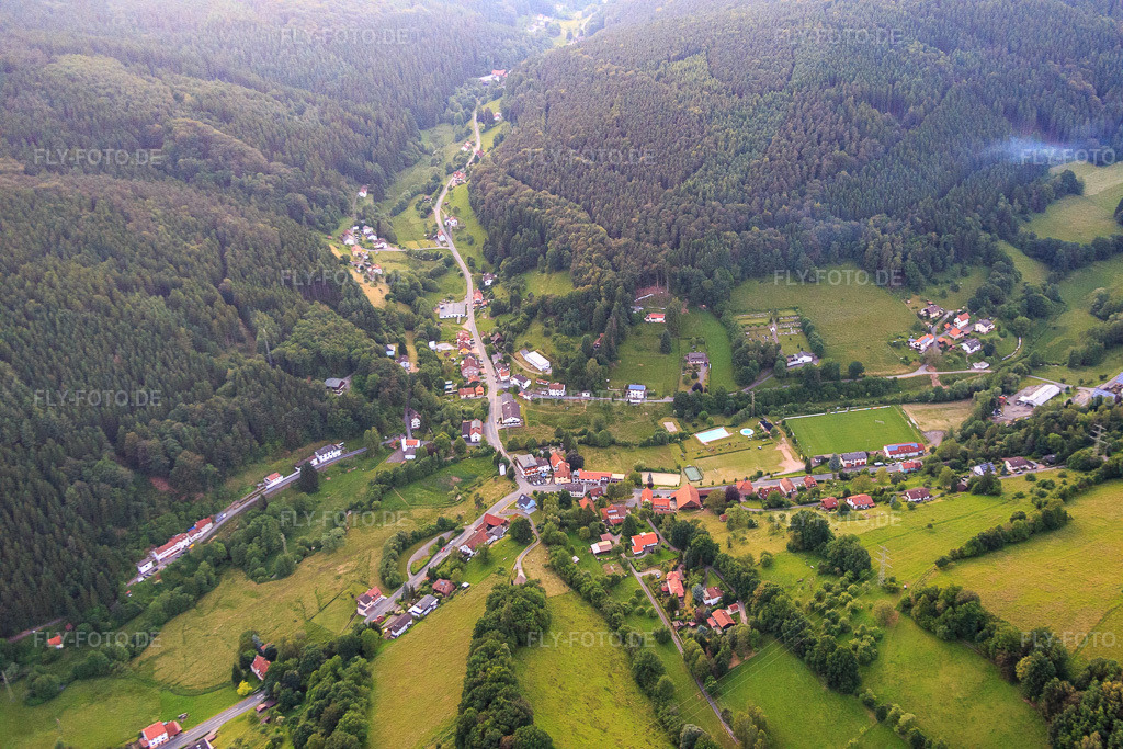 Luftbild: Dorfansicht im Odenwald von Südwesten im Ortsteil Finkenbach in Oberzent im Bundesland Hessen in Deutschland. Foto: IMG_089522.jpg vom 10.06.2016 durch Werner Riehm/FLY-FOTO.de