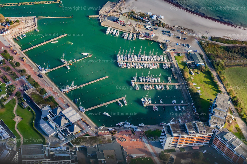 PLB_6451_45x30_Damp | LUFTBILD. Damp - Sturmschäden im Hafen. __ Yachthafen von Damp an der Ostsee. Schwere Verwüstungen nach einem Ostsee-Sturm. Einige Yachten sind gesunken. Andere stehen oder liegen zerstört auf den Beton-Promenaden. - Realisiert mit Pictrs.com
