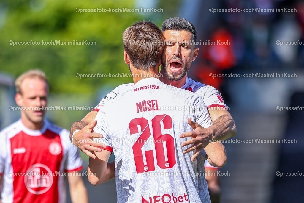 xKWIx26042601007 | 2026.04.26, xkwix, Fußball, 3.Liga, Rot-Weiss Essen - 1. FC Saarbrücken, Stadion an der Hafenstraße, 35.Spieltag, Saison 2025 / 2026: Klaus Gjasula (Rot-Weiss Essen #8) jubelt mit Ruben Reisig (Rot-Weiss Essen #16) nach dem Tor zum 1:0 DFB regulations prohibit any use of photographs as image sequences and or quasi-video. Photo: xKamilxWilkowskixPressefotoKochx