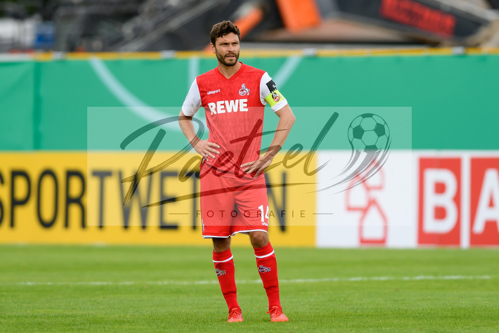 JENKOE20210808_033 | Fussball, Herren: Jonas Hector (1. FC Koeln) schaut beim Spiel der 1. Runde im DFB-Pokal zwischen FC Carl Zeiss Jena und 1. FC Koeln im Ernst-Abbe-Sportfeld am 08.08.2021 in Jena, Deutschland.DFB / DFL REGULATIONS PROHIBIT ANY USE OF PHOTOGRAPHS AS IMAGE SEQUENCES AND/OR QUASI-VIDEO. - Realisiert mit Pictrs.com