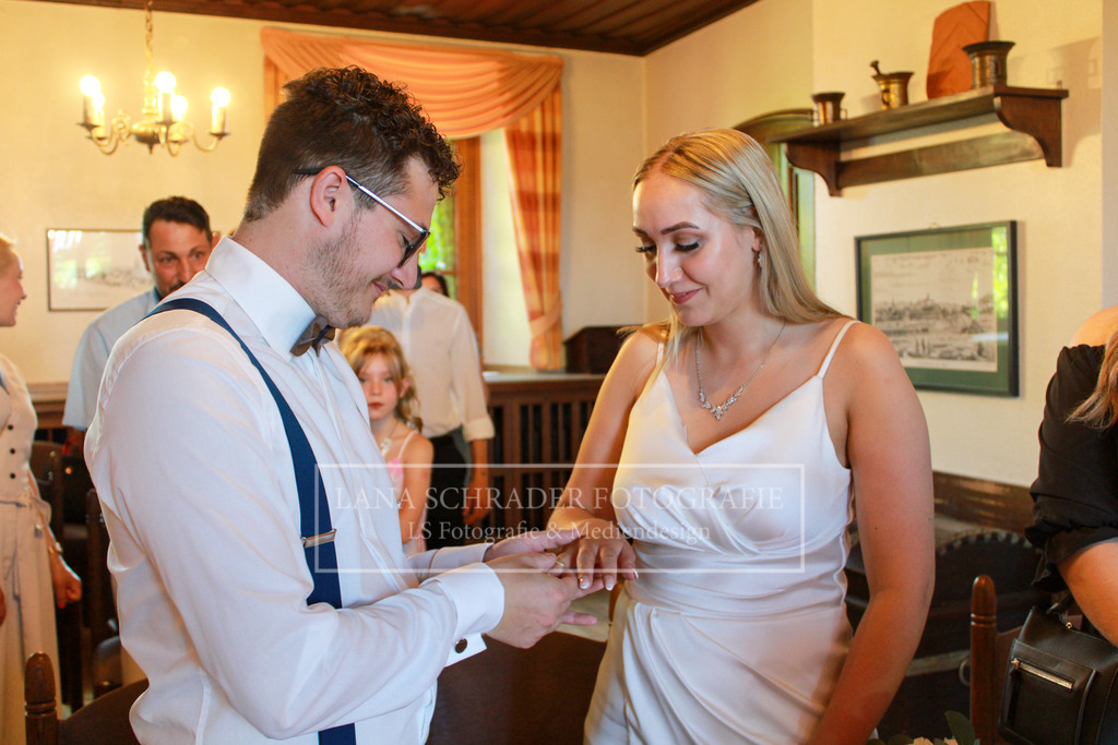 Hochzeit Sven _ Evi 30.06.22 Standesamt-12 | lanaschraderfotografie - Realisiert mit Pictrs.com