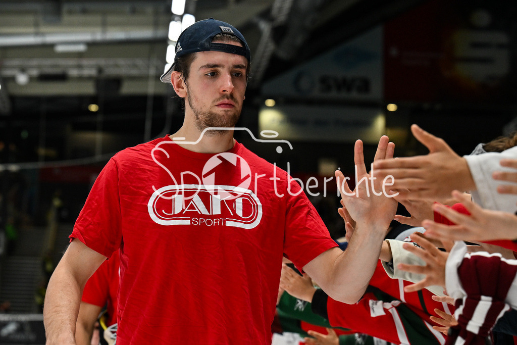 Augsburger Panther - Schwenninger Wild Wings | AUGSBURG, DEUTSCHLAND - 2. NOVEMBER: Die Spieler der Panther feier zusammen mit den Zuschauern den Heimsieg gegen Schwenningen nach dem Ligaspiel zwischen den Augsburger Panthern und den Schwenninger Wild Wings am 17. Spieltag der Penny DEL im Curt Frenzel Stadion am 02.11.2025 /  Thomas SCHEMITSCH (Augsburger Panther 62)