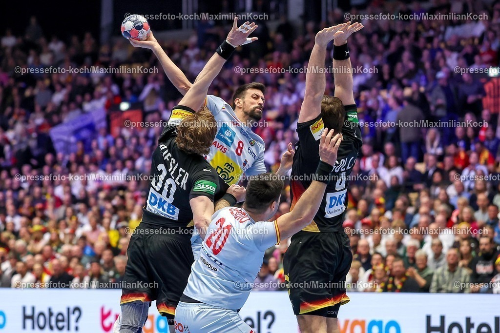 EHF19012602006 | 19.01.2026, Handball, Men's EHF EURO 2026, Deutschland - Spanien, Jyske Bank Boxen in Herning, Dänemark, Preliminary Round:  Agustin Casado Marcelo (Espania #08)  im Zweikampf gegen   Tom Kiesler (Germany #30)  Johannes Golla (Germany #04) 