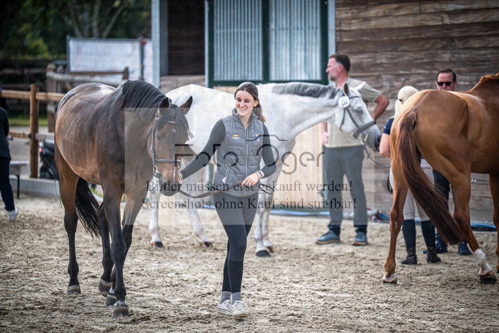 DOS_2473 | Entdecke hochwertige Reitturnierfotos von Foto Oger. Professionell, emotional und authentisch – jetzt Lieblingsmomente im Shop bestellen.Deutschlandweite Turnierfotografie. - Realisiert mit Pictrs.com